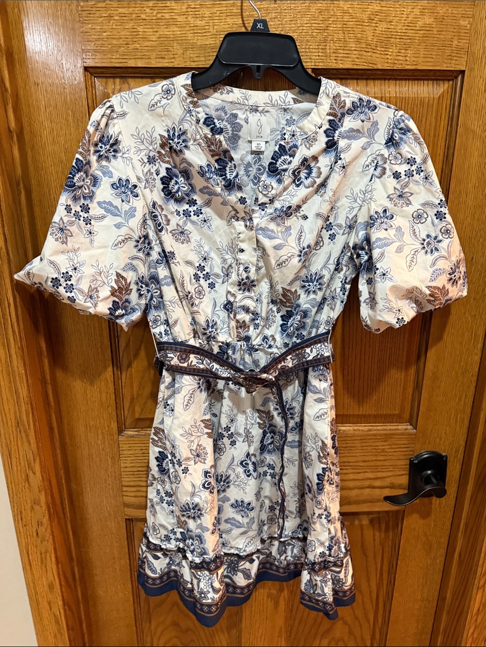 Joie Floral Print Tie-Waist Short Dress in Blue & Cream. Size 10 has pockets